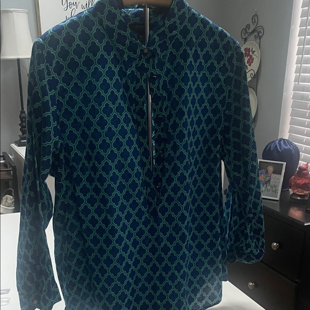 New without tags. Women’s Blue Patterned Shirt Length 25”, Pit to Pit 22”